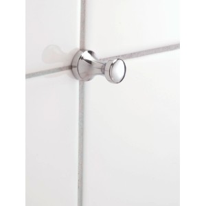 Wenko Wandhaken Basic, verchromt, an weißer Fliesenwand. Handtuchhalter aus Zink.