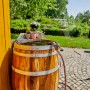 Gardena Regenfasspumpe 4700/2 Inox im Einsatz: Bewässerung mit Gartenpumpe aus Holzfass im Garten.