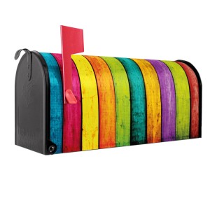 Schwarzer US Briefkasten mit bunten Holzlatten als Motiv, rote Fahne.