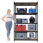 Schwarzes PROREGAL Schwerlastregal Giant Ragnar mit 5 MDF-Platten-Ebenen und diversen Gegenständen.