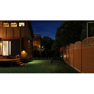 Sichtschutzzaun Element Bordeaux in Teak: Gebogene Form mit dekorativem Kreuzgitter im Garten.