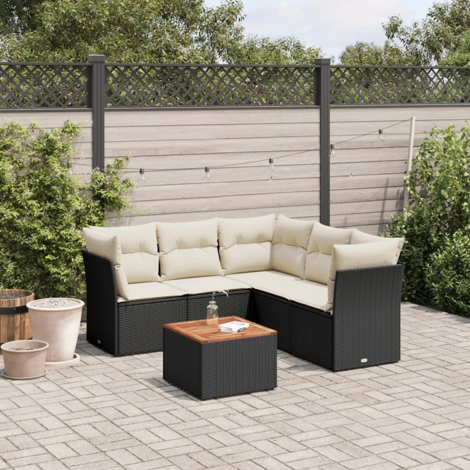 Schwarze vidaXL Garten-Sofagarnitur aus Rattan mit Tisch und cremefarbenen Kissen.