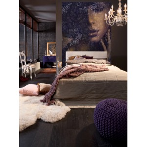 Schlafzimmer mit Komar Fototapete Vlies Lace (184x248cm) mit floralem Frauen-Motiv.