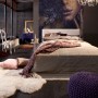 Schlafzimmer mit Komar Fototapete Vlies Lace (184x248cm) mit floralem Frauen-Motiv.