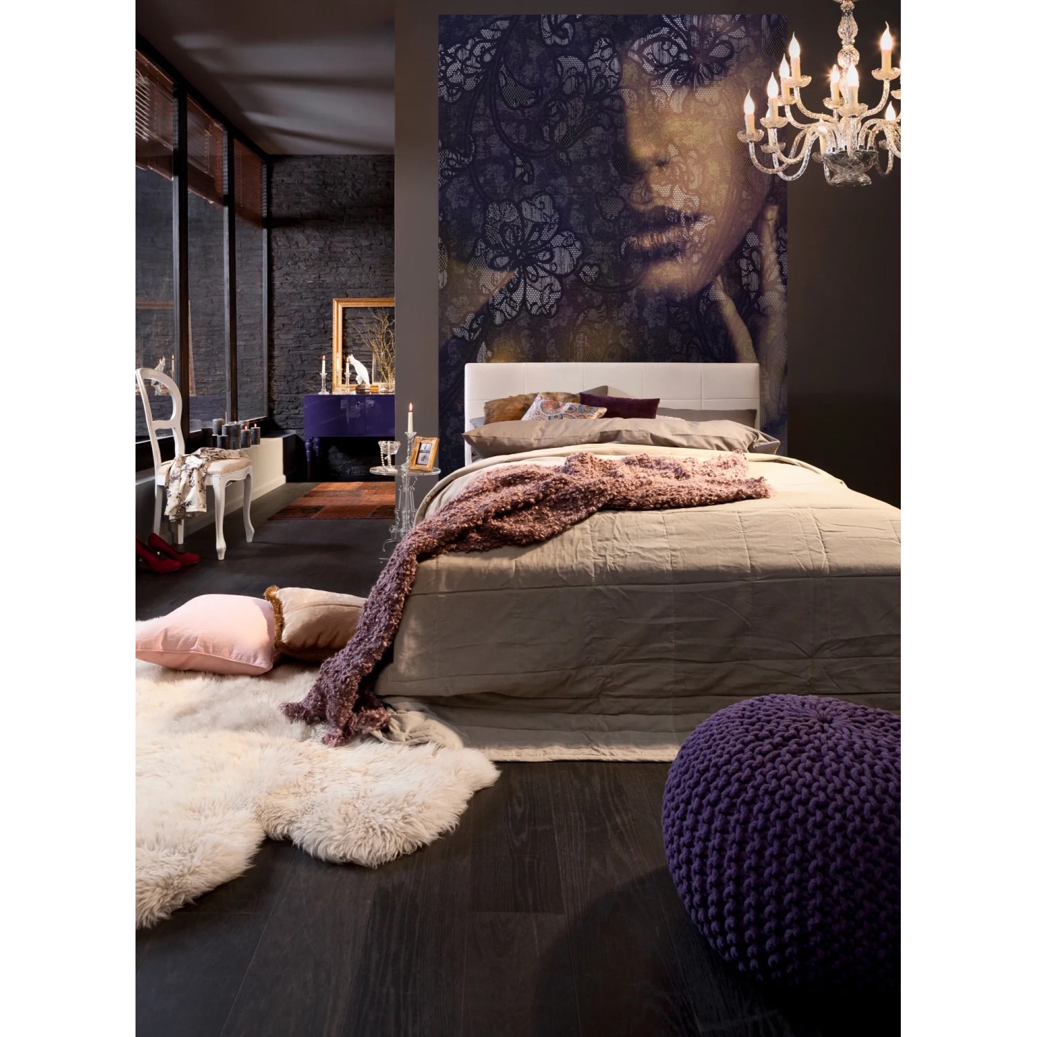 Schlafzimmer mit Komar Fototapete Vlies Lace (184x248cm) mit floralem Frauen-Motiv.