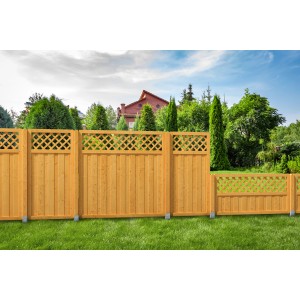 Honigfarbener Sichtschutzzaun Lupinia mit Rankgitter, 180x180 cm, für Garten und Terrasse.