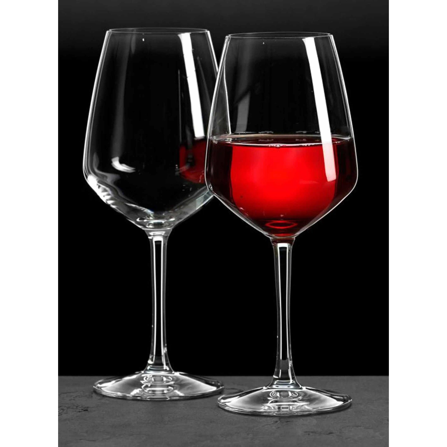 Ritzenhoff & Breker MAMBO Burgundergläser, 4er Set, 500ml. Kristallgläser, eines mit Rotwein gefüllt.
