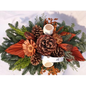 Grabgesteck Bouquet Garniert Nobilis, 60 cm, mit Zapfen, Trockenblumen und Tannengrün.