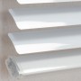 Detailaufnahme einer weißen Aluminium Jalousie Burgos (140x160 cm) mit Lamellen.