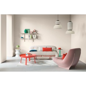 Modernes Wohnzimmer mit Wänden in Alpina Pantone Sea Salt Beige Wandfarbe. Sofa, Sessel und Deko schaffen eine ruhige Atmosphäre.
