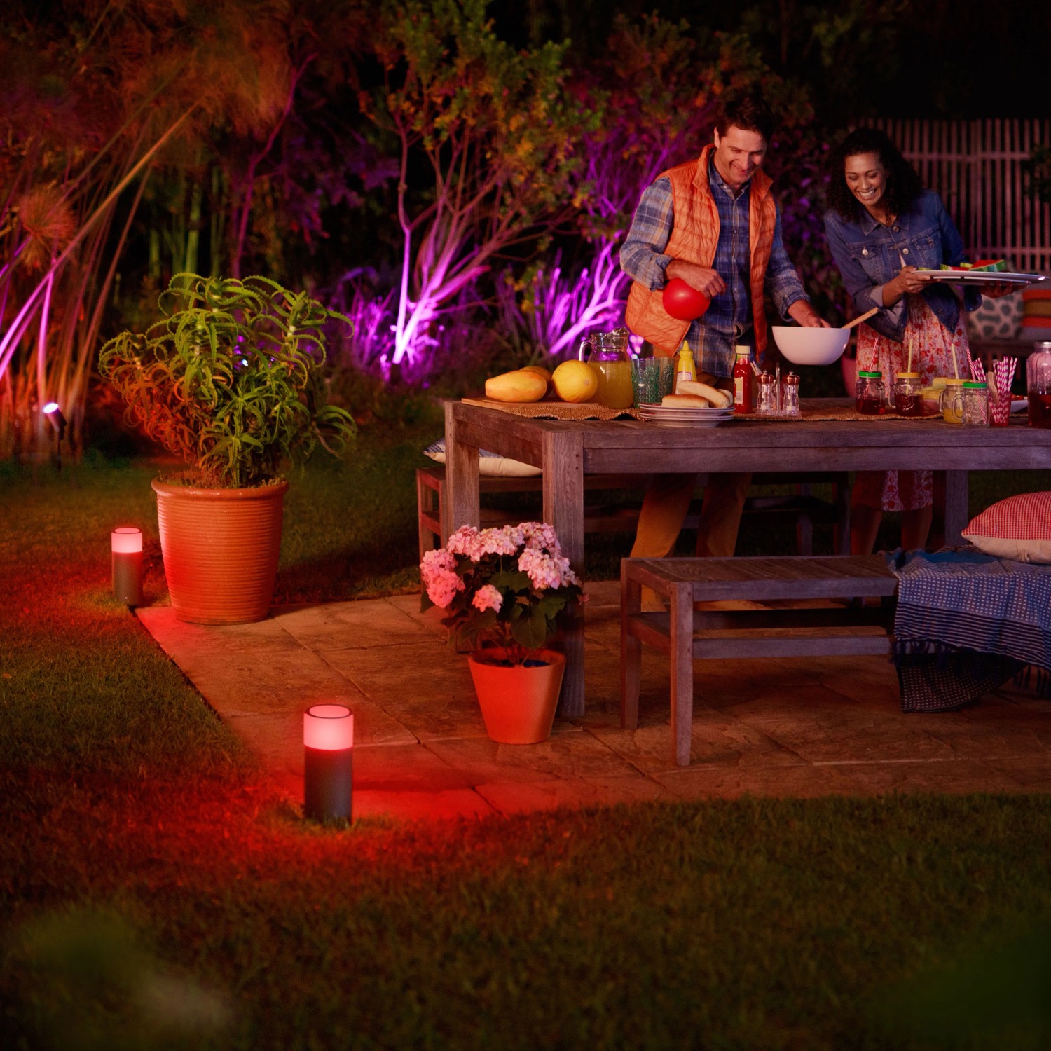 Philips Hue Calla Sockelleuchte, erweiterbar, mit farbiger Gartenbeleuchtung im Außenbereich.