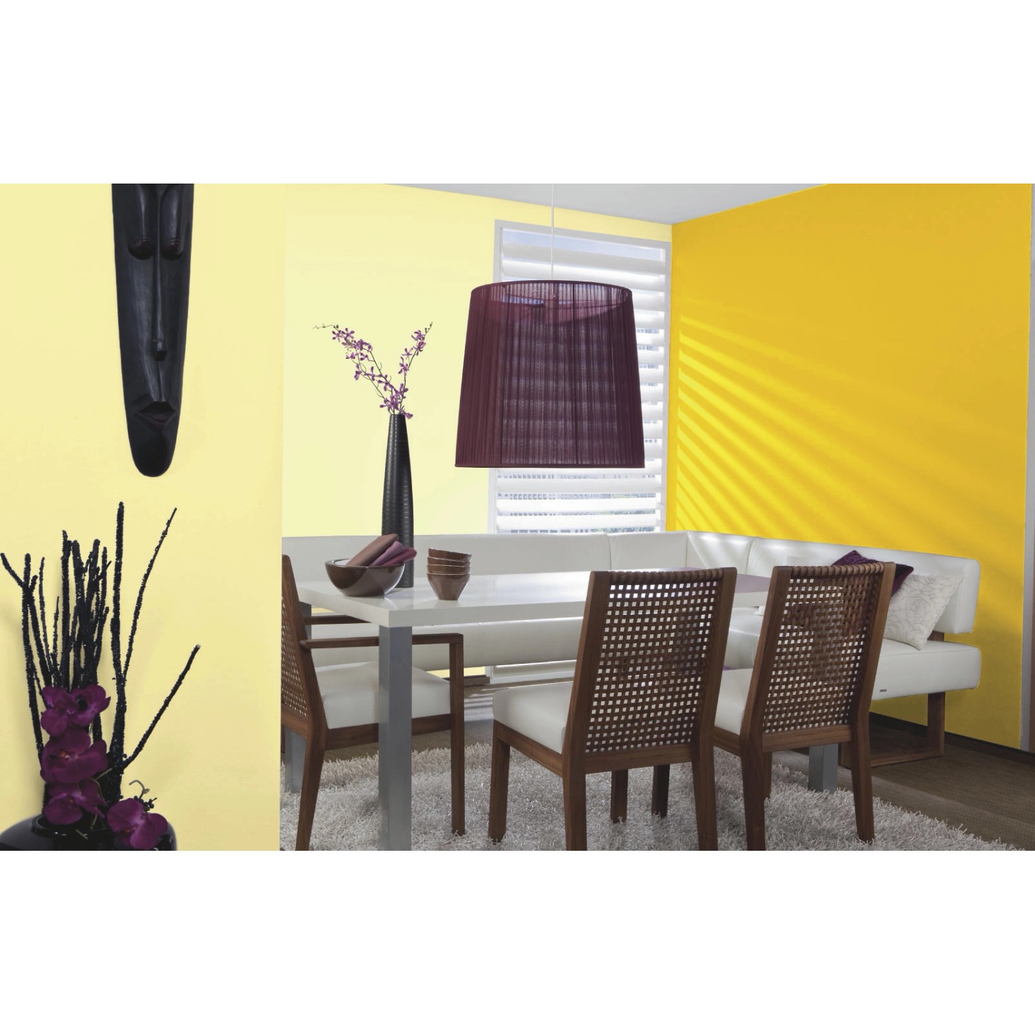 Wohnraum in Gelbtönen mit Alpina Color Lucky Yellow Abtönfarbe.