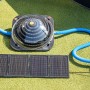Steinbach Zirkulationspumpe mit PV-Panel zur Poolerwärmung, mit blauen Schläuchen und Solarpanel auf Rasen.