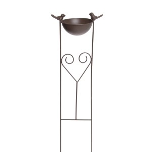 Dunkelbrauner Gartenstecker mit Vogeltränke und zwei Vogel-Figuren aus Metall, 68 cm hoch.