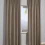 Brauner Sehlbach Fertigschal Dimout mit Polarfleece, 130x245 cm, vor Fenster drapiert.
