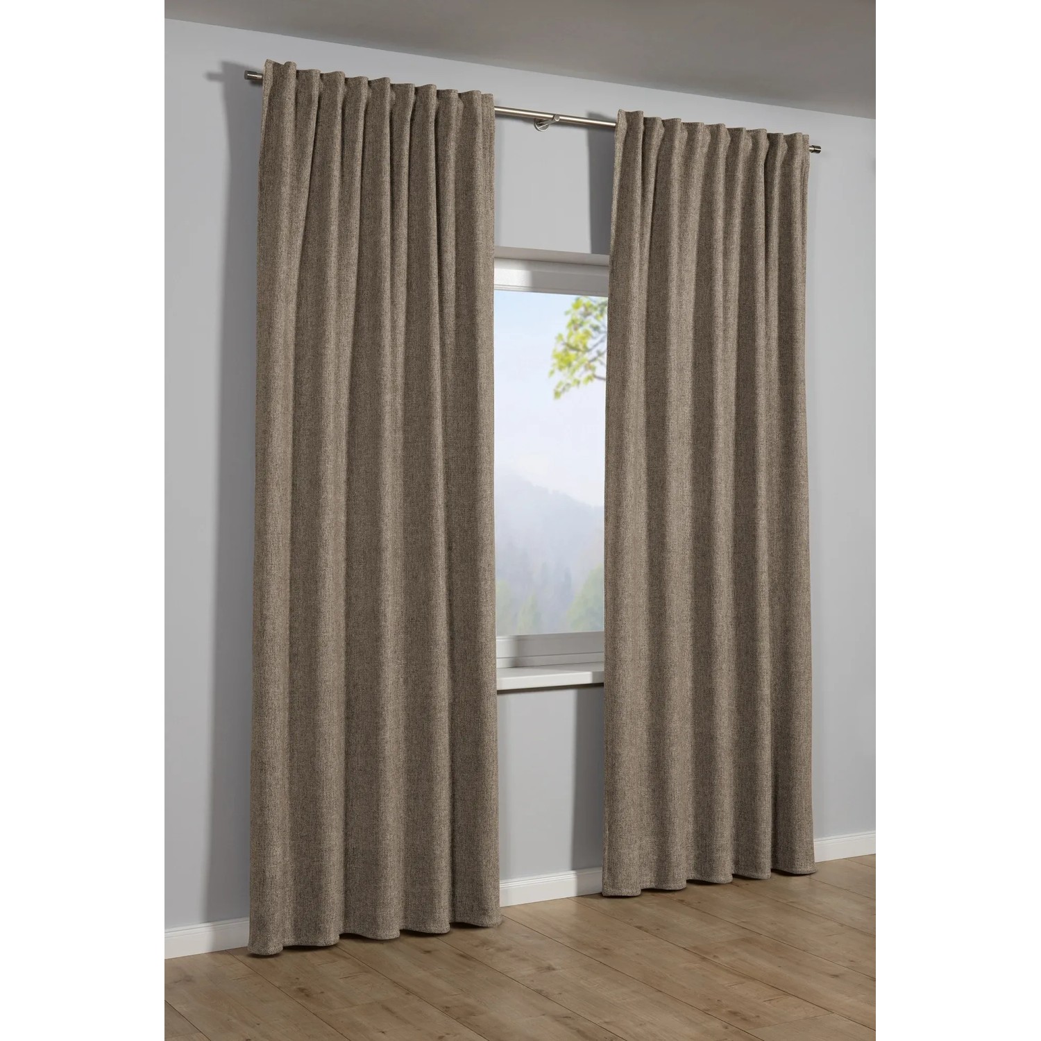 Brauner Sehlbach Fertigschal Dimout mit Polarfleece, 130x245 cm, vor Fenster drapiert.