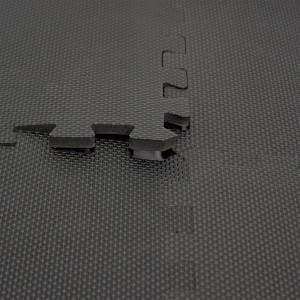 Detailaufnahme: Schwarze LittleTom Puzzlematte, verbunden, strukturierte Oberfläche.