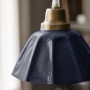 Kleine blaue PR Home Ester Pendelleuchte mit Marmor-Optik und Messingdetails.