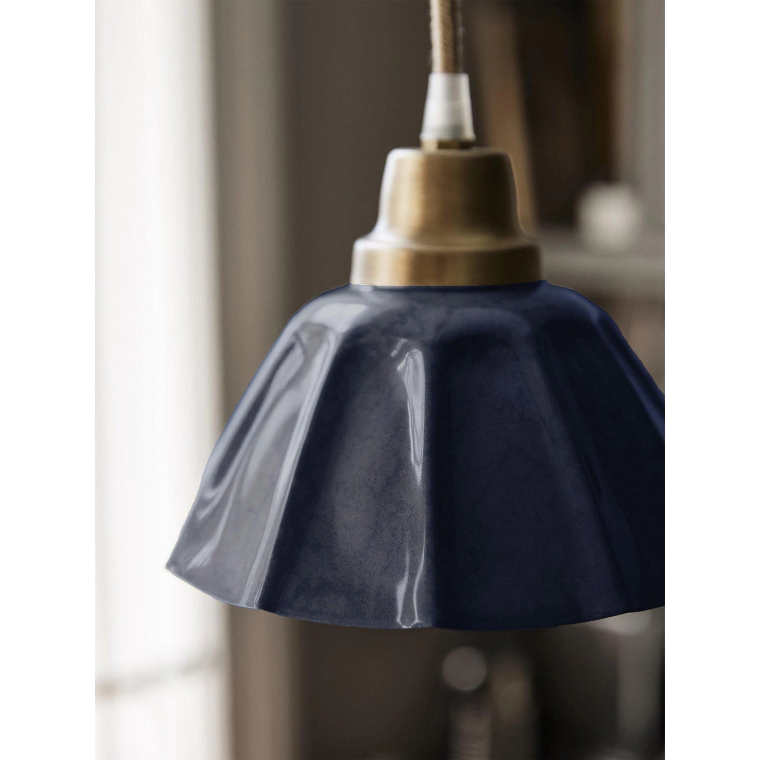 Kleine blaue PR Home Ester Pendelleuchte mit Marmor-Optik und Messingdetails.