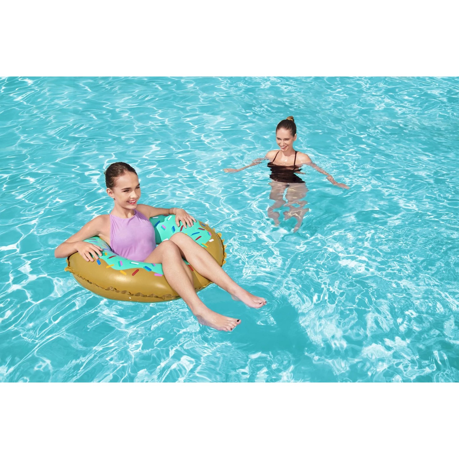 Bestway Schwimmring Sweet Donut (Ø 77 cm) im Pool mit zwei Personen.