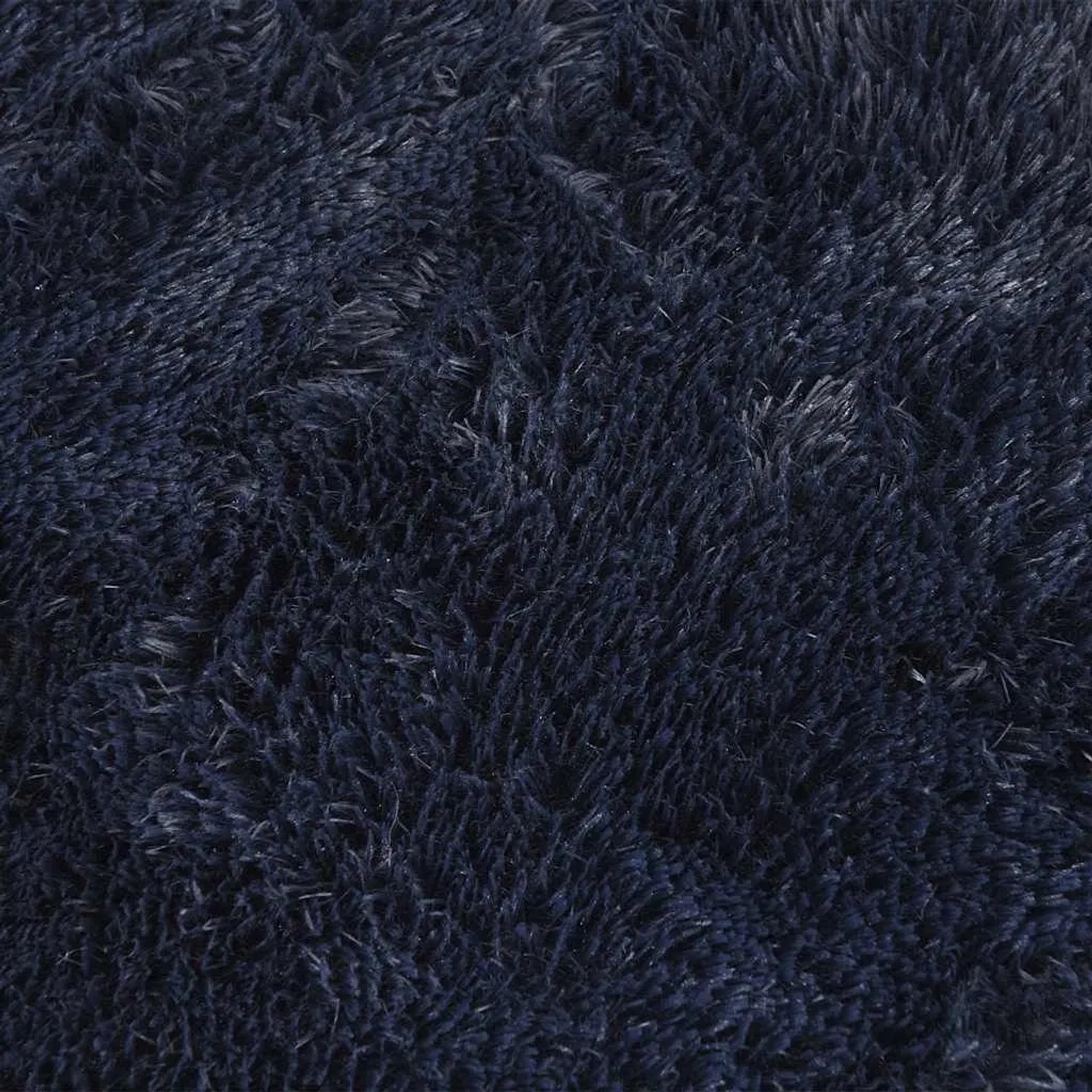 Marineblauer Shaggy Hochflorteppich aus Polyester mit dichter, weicher Textur.