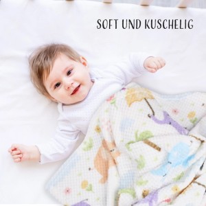 Baby unter Kuscheldecke Cashmere Dots Kids Elefant mit Elefantenmuster im Kinderbett.