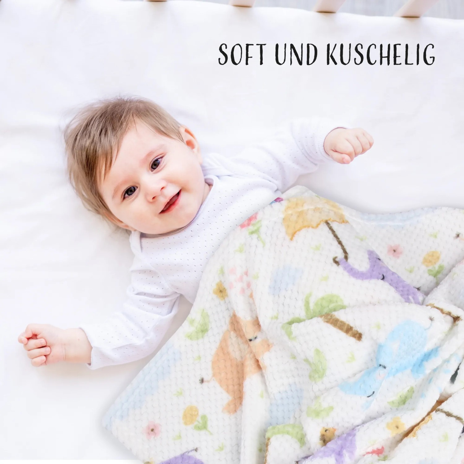 Baby unter Kuscheldecke Cashmere Dots Kids Elefant mit Elefantenmuster im Kinderbett.