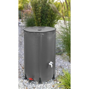 Faltbare, graue DELUKE Regentonne (250L) mit Deckel und Auslaufhahn im Garten.