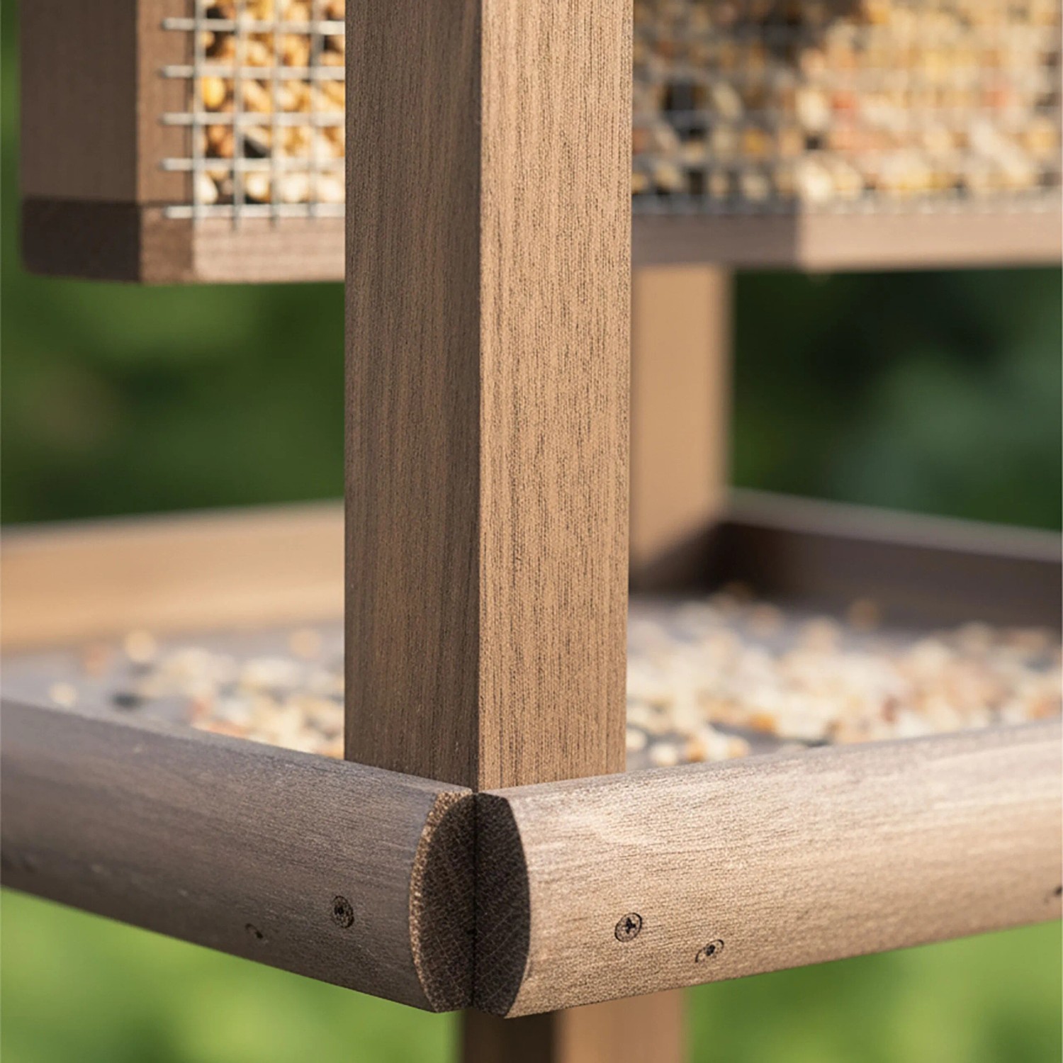 Detailaufnahme: Braun imprägniertes Relaxdays Vogelfutterhaus mit Ständer aus Tannenholz.
