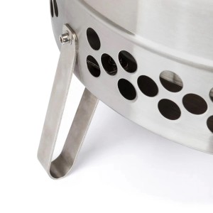 Detailaufnahme der Petromax Feuerschale Tyropit aus Edelstahl, silberfarben, mit Standbein und Luftlöchern.