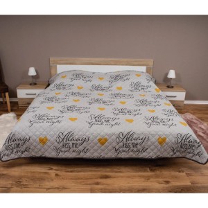 Bestlivings Tagesdecke Good Night auf Bett, grau mit Schriftzug und Herzen.