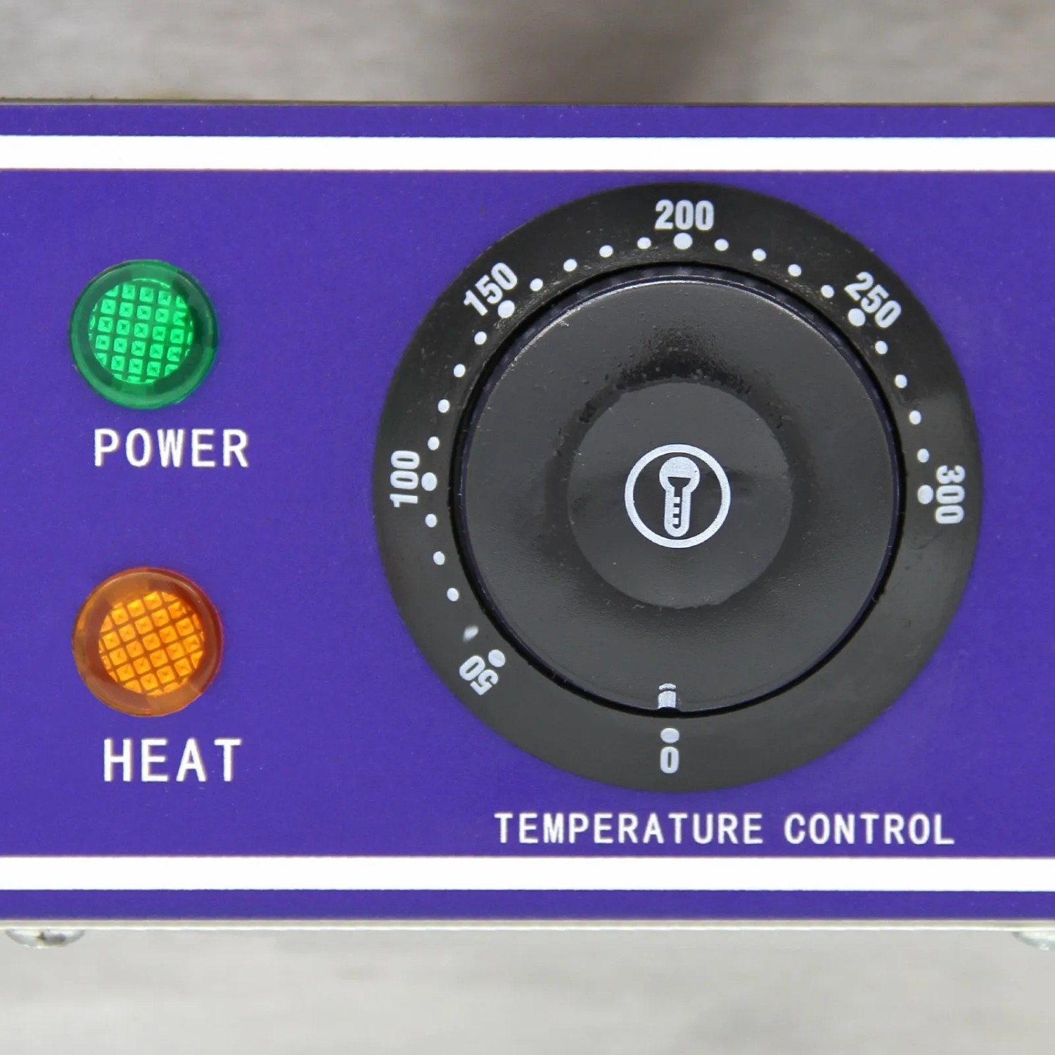Detailaufnahme: Temperaturregler und Kontrollleuchten des Monstershop Gastro Grills.