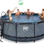 Grauer EXIT Stone Pool Ø360 mit Sandfilterpumpe und Poolleiter, genutzt von vier Personen.