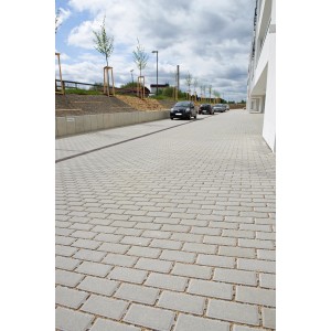 Graues EHL Drän Pflaster 20x10x8 cm auf einer befahrenen Fläche verlegt.
