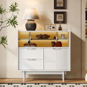 Weißes Sideboard mit LED-Lichtleiste, offenen Fächern und strukturierten Türen. Moderner Ablageschrank.
