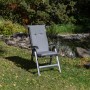 Beo Tanana Hochlehner Sitzauflage im 2er-Set, hellgrau, auf Gartenstuhl im Grünen.
