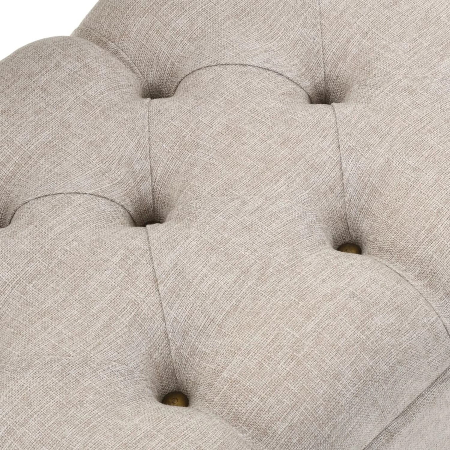 Detailaufnahme: Creme-farbene Sitzbank mit Stoffbezug und Knopfheftung.