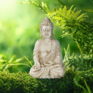 Cremeweiße Buddha Figur aus Polyresin, sitzend, wetterfest, für Garten und Deko.