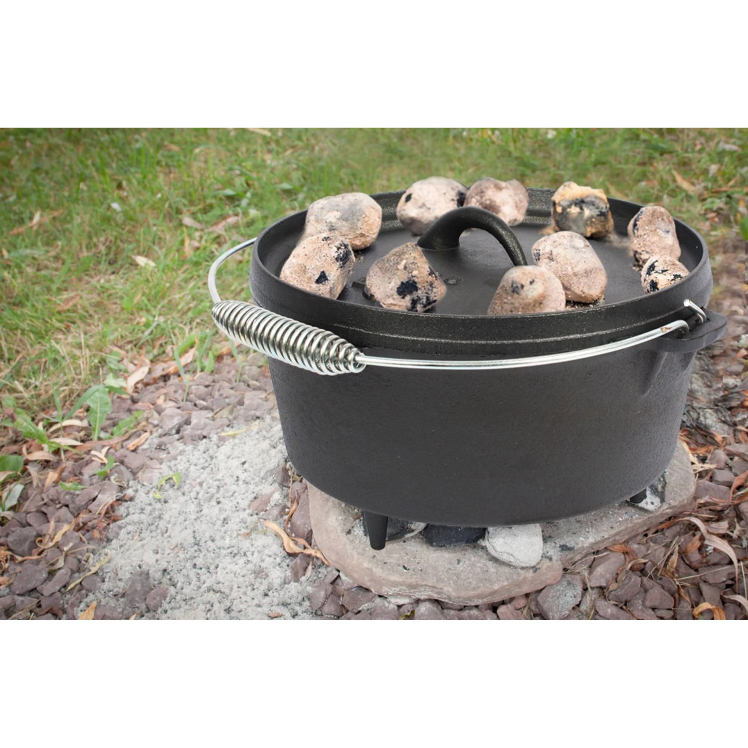 Schwarzer El Fuego Dutch Oven (3,5 l) aus Gusseisen mit Kohlen auf dem Deckel (1 l).