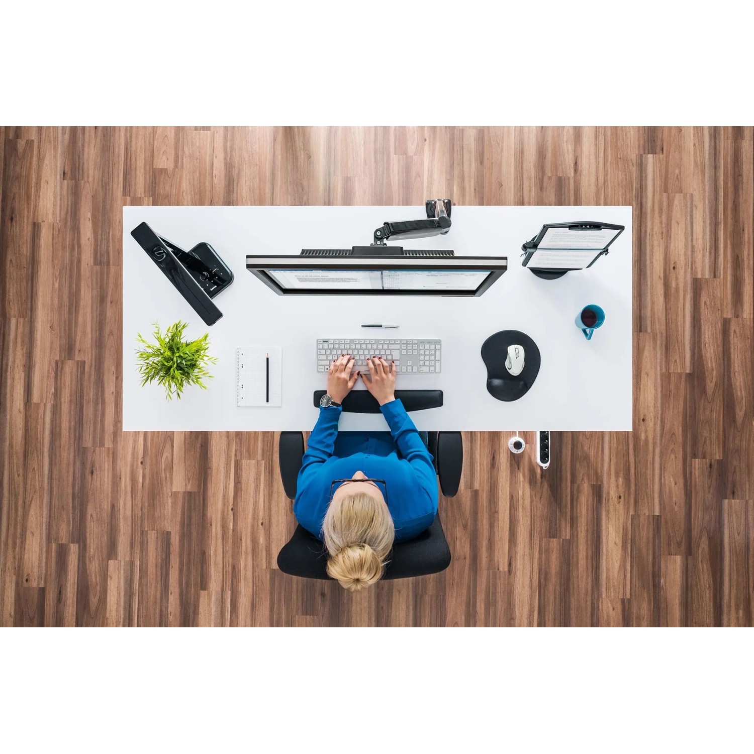 Ergonomisches Hama Mauspad in Schwarz auf Schreibtisch mit Nutzerin. Zubehör für Computer.