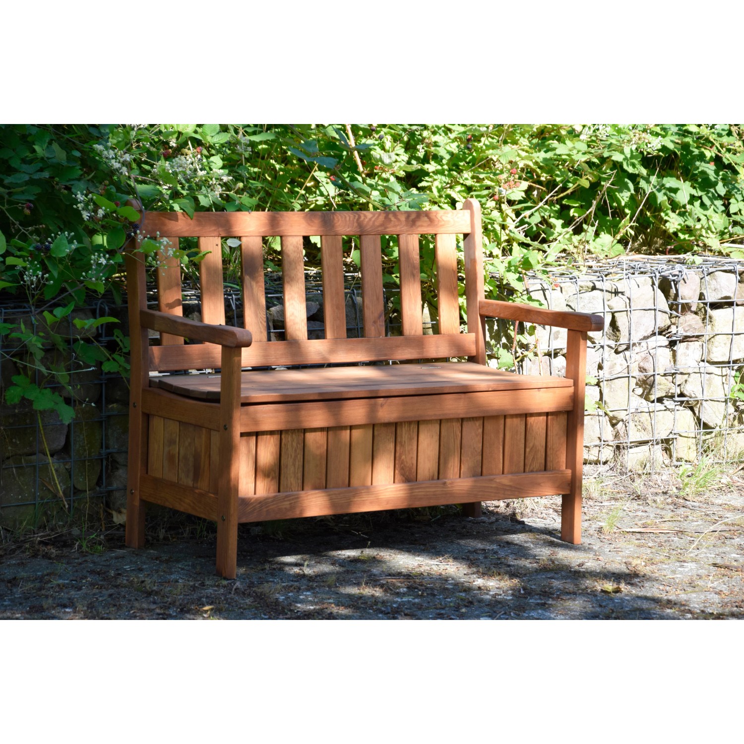 Gartenbank 2-Sitzer aus geöltem Kiefernholz mit Stauraum, braun, FSC®-zertifiziert.