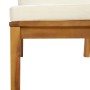 Detailansicht: Gartenlounge-Set aus Akazienholz mit cremefarbenen Kissen.