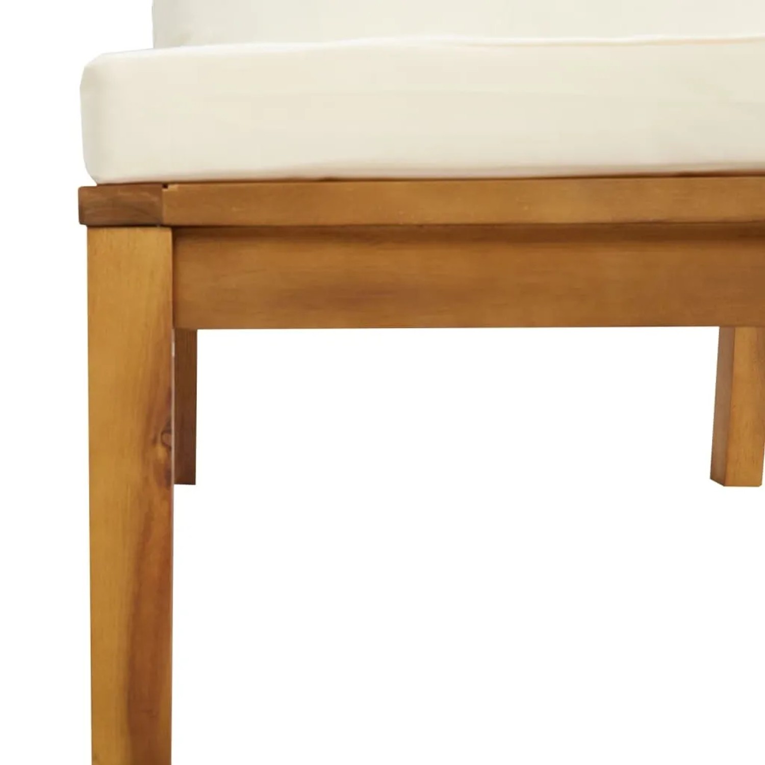 Detailansicht: Gartenlounge-Set aus Akazienholz mit cremefarbenen Kissen.