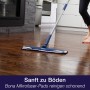 Bona Mikrofaser Reinigungs-Pad mit Mopp auf Holzboden im Einsatz.