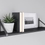 Schwarzes MDF-Wandregal Oldham mit Deko-Elementen. Modernes Design für Regale & Regalböden.