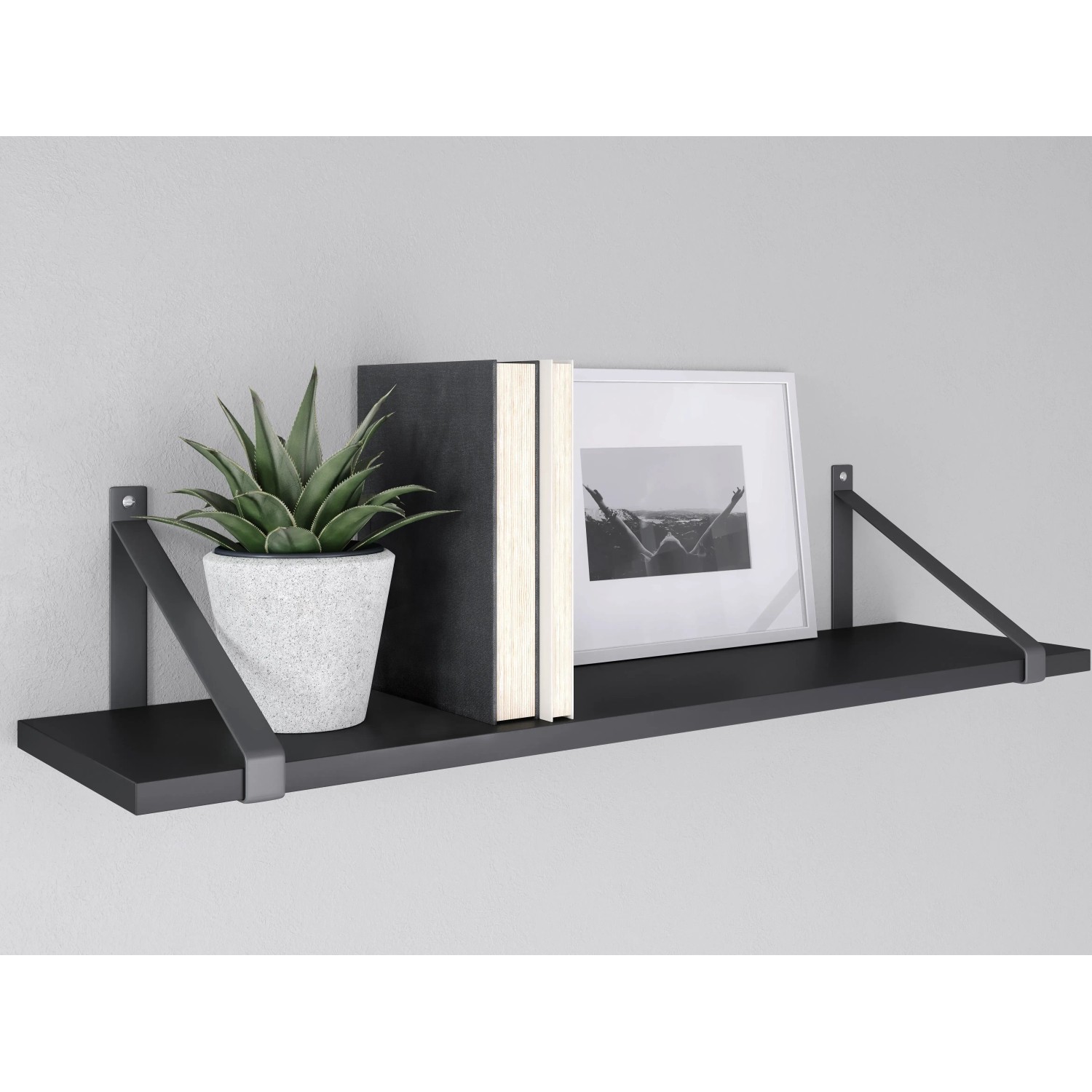 Schwarzes MDF-Wandregal Oldham mit Deko-Elementen. Modernes Design für Regale & Regalböden.