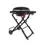 Schwarzer Weber Gasgrill Traveler Compact mit klappbarem Untergestell und Rädern.