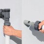Hände verbinden weißen Poolschlauch mit grauem Anschlussstück am Pool. Einfache Installation der Bestway Polysphere Filterpumpe.