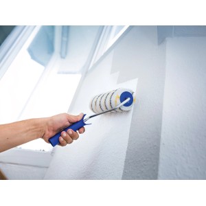 LUX Dispersionswalze 25cm beim Streichen einer Wand. Farbwalze mit blauem Griff und gold-grau gestreiftem Bezug.