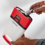 Energizer Max D Mono Batterie, 4er-Pack, wird in eine rote Laterne eingesetzt.